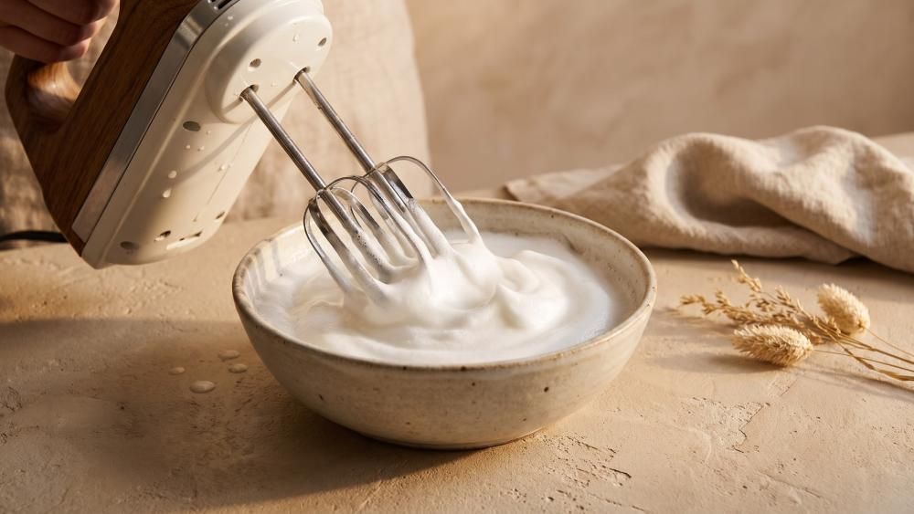 Opgeklopte aquafaba met stijve pieken