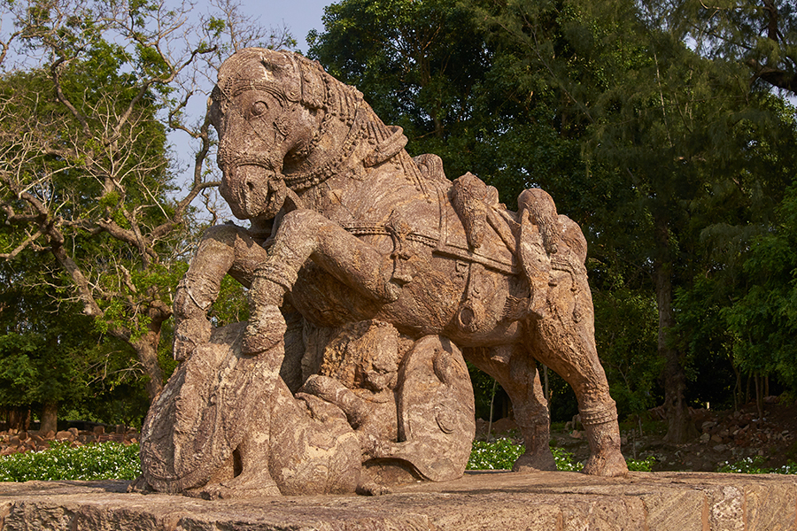 Standbeeld van een oorlogspaard in de oude Surya-hindoetempel in Konark, Orissa, India. 13e eeuw n.Chr.