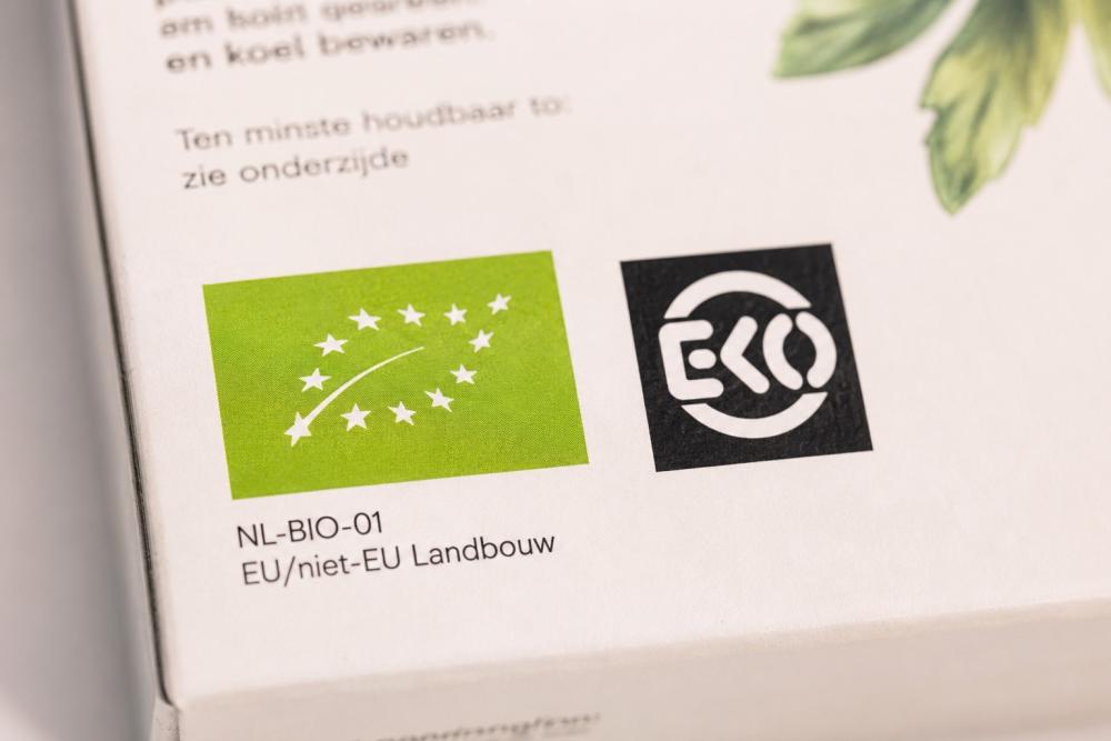 EU Bio-logo en EKO-keurmerk naast elkaar op een biologisch gecertificeerde verpakking met de vermelding NL-BIO-01 EU niet-EU Landbouw