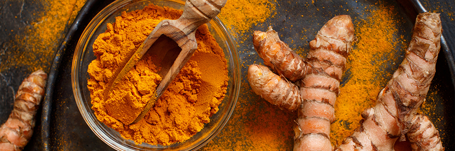 Verse kurkuma en wortel met aardse smaak en gele kleur