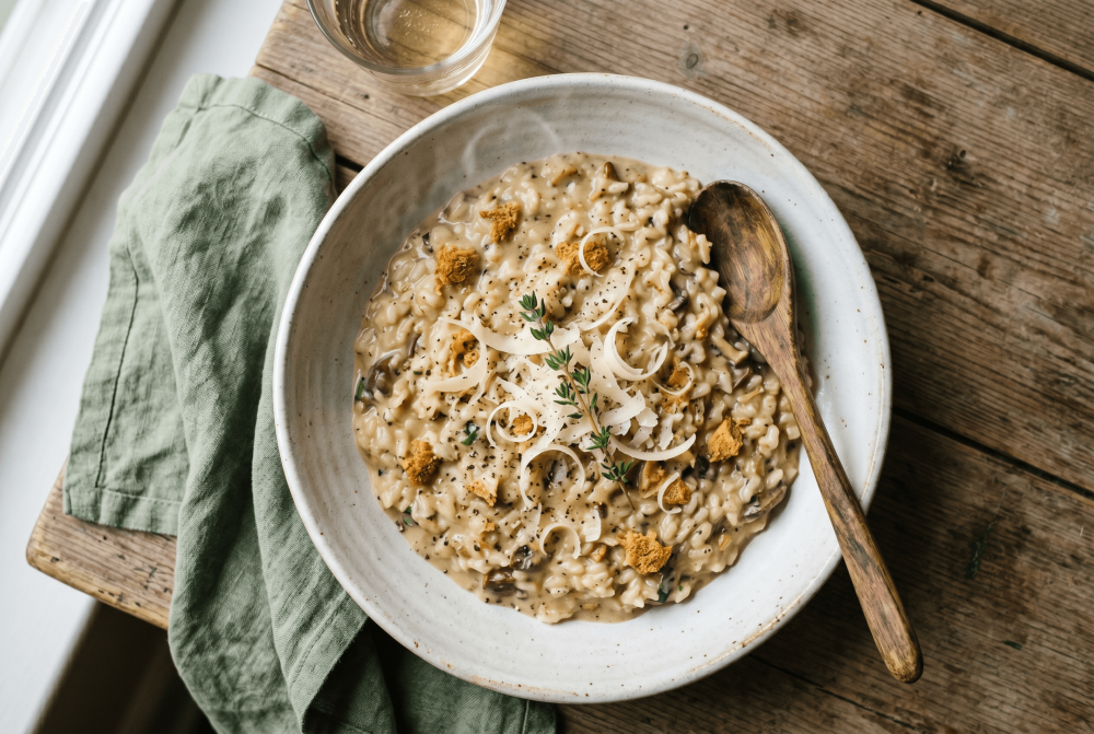 Romige risotto met pruikzwam granulaat en geraspte parmezaan
