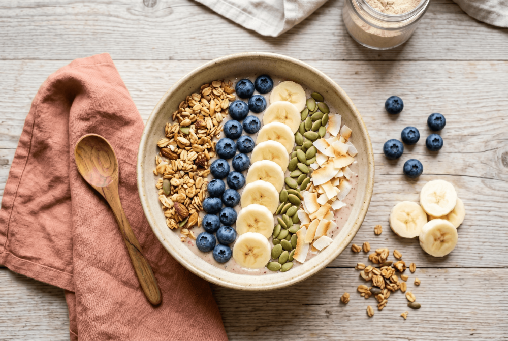 Smoothie bowl met pruikzwam poeder, banaan en topping